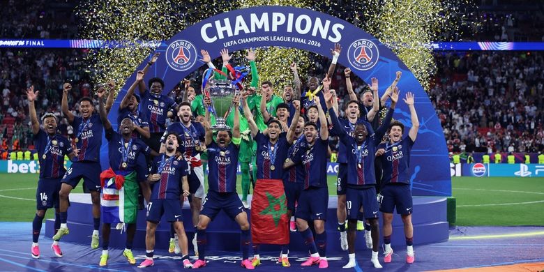 Marquinhos mengangkat trofi setelah memenangkan pertandingan sepak bola final Liga Champions UEFA antara Paris Saint-Germain (PSG) vs Arsenal FC di Puskas Arena di Budapest pada 30 Mei 2026. (Foto oleh FRANCK FIFE / AFP)