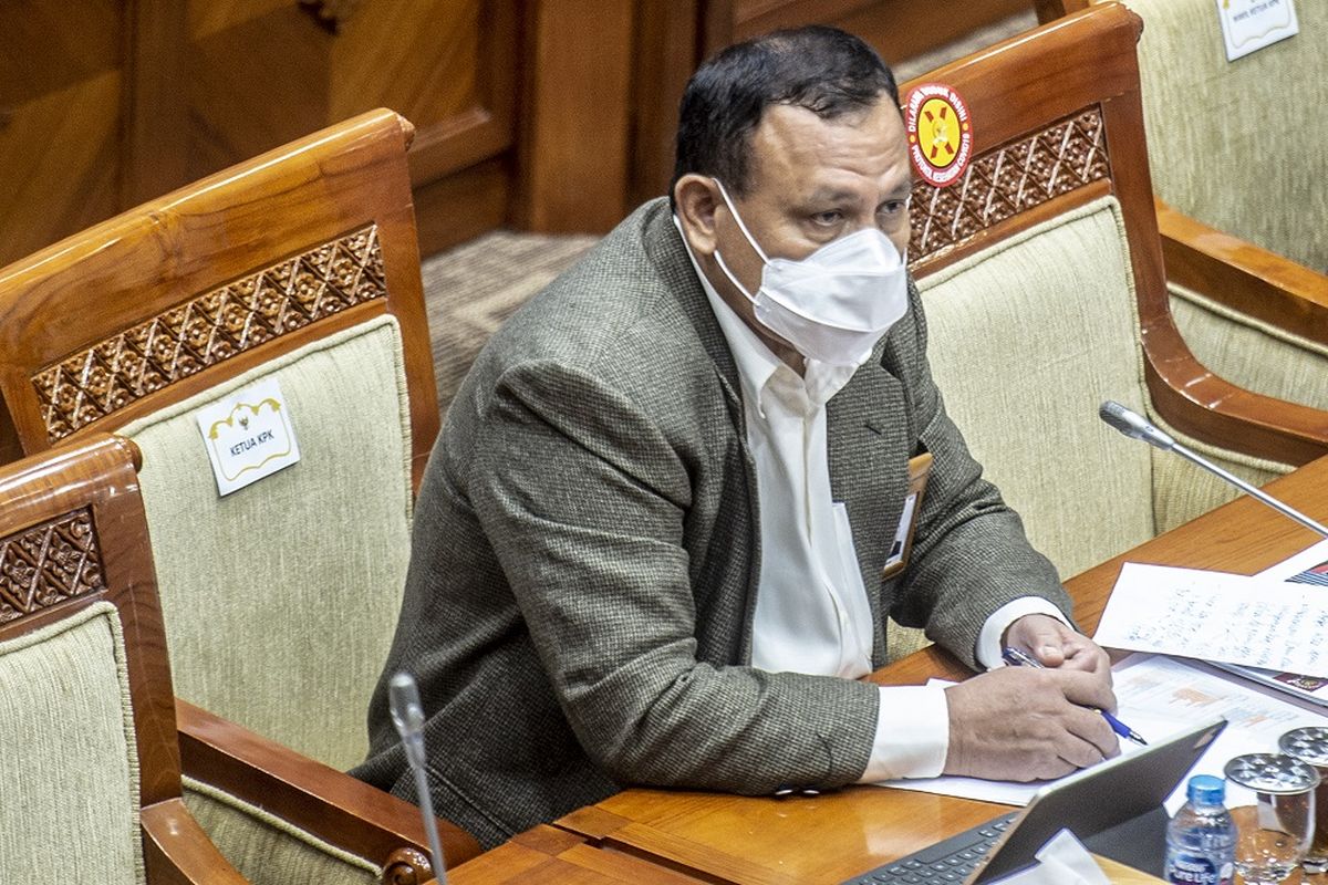 Ketua Komisi Pemberantasan Korupsi (KPK) Firli Bahuri mendengarkan pandangan dari anggota Komisi III DPR saat Rapat Kerja (raker) di Kompleks Parlemen, Jakarta, Rabu (26/1/2022). Rapat kerja tersebut beragendakan evaluasi kinerja KPK Tahun 2021 dengan pagu anggaran sebesar Rp1,1 triliun serta program prioritas KPK tahun 2022 dengan pagu anggaran sebesar Rp1,3 triliun. ANTARA FOTO/Muhammad Adimaja/aww.
