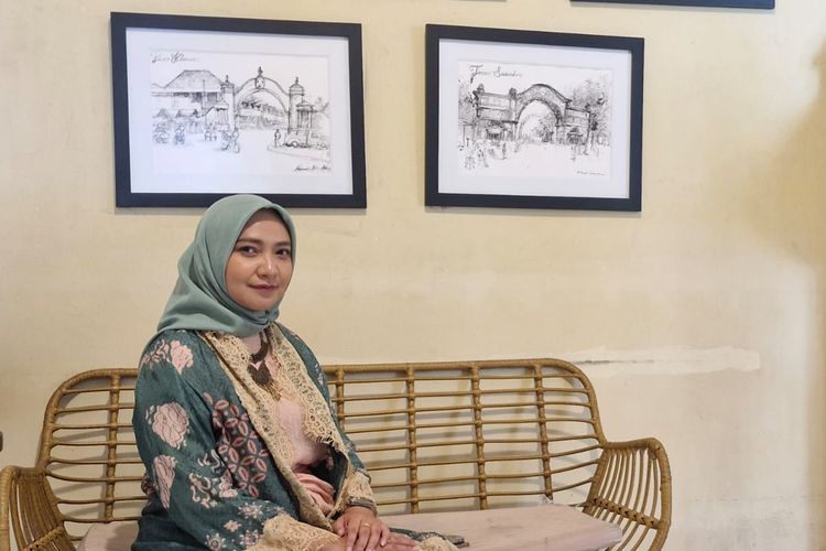 Ocha, seorang ibu pekerja yang masih merasa bahwa dirinya kurang cukup baik menjadi seorang ibu karena masih harus bekerja.