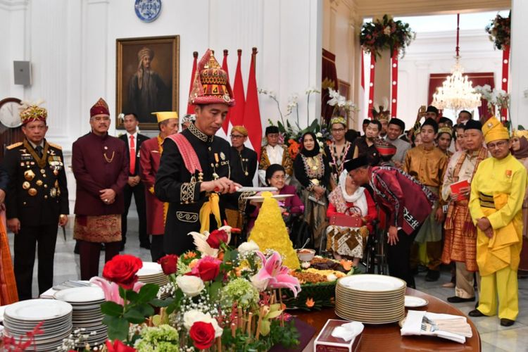 Suasana potong tumpeng dalam rangka memperingati hari proklamasi kemerdekaan ke-73 Republik Indonesia di Istana Merdeka Jakarta, Jumat (17/8/2018).