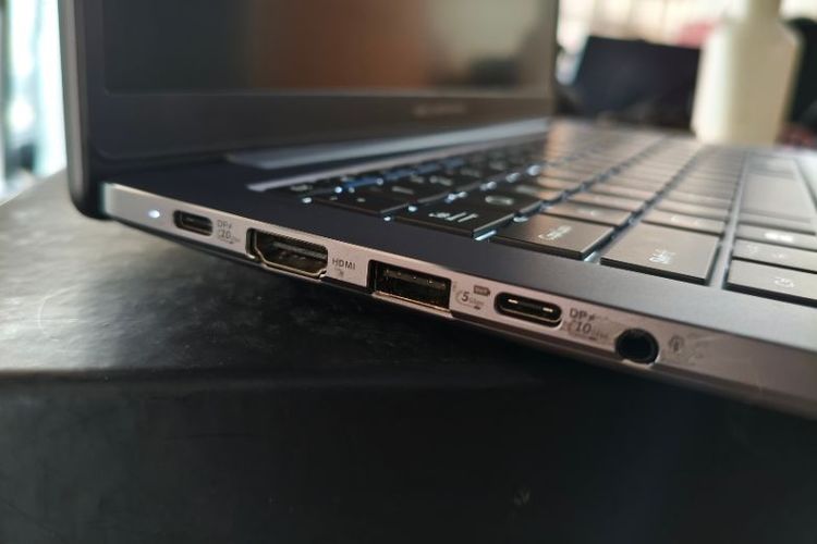 Konektivitas lengkap di sebelah kiri laptop. 