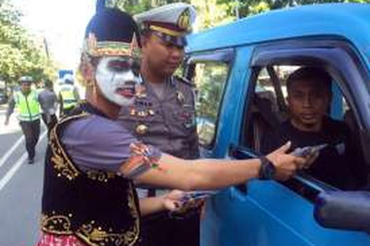 Tokoh Bagong dihadirkan Sat Lantas Polres Gorontalo saat menggelar operasi Simpatik Otanaha 2016