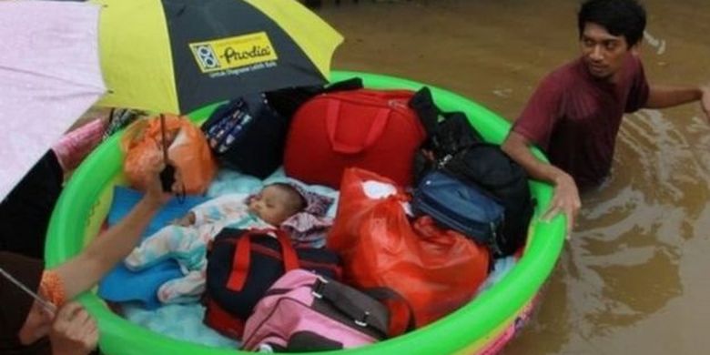 Seorang bayi dievakuasi dari arena yang tergenang banjir di Jakarta pada Januari 2020 