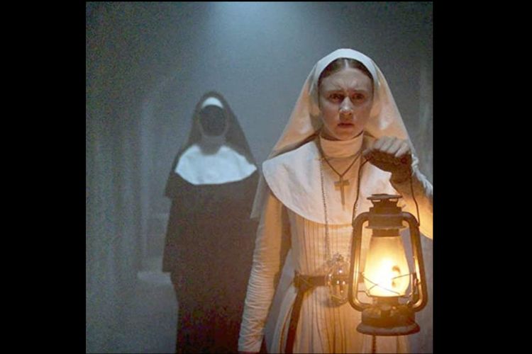 Bonnie Aarons dan Taissa Farmiga  dalam film The Nun (2018), tayang di Neflix mulai (7/11/2020)