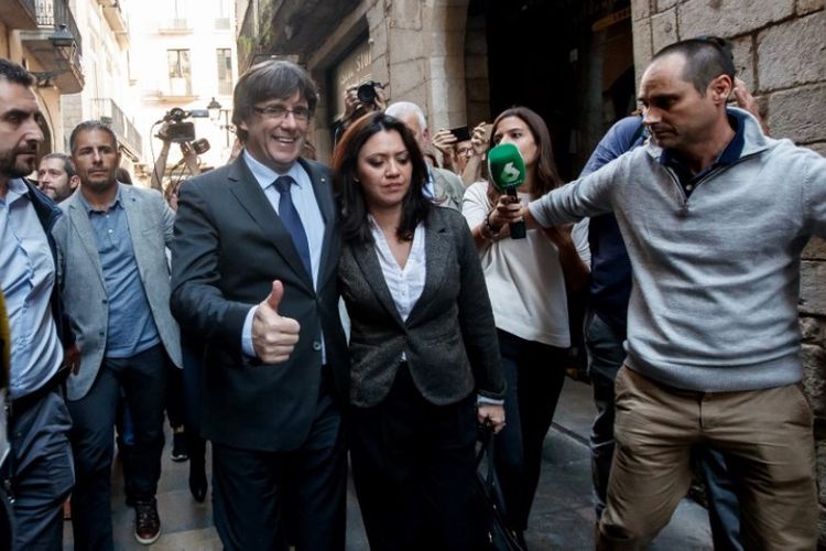 Pemimpin Catalonia Carles Puigdemont dan istrinya bersama para pendukungnya.