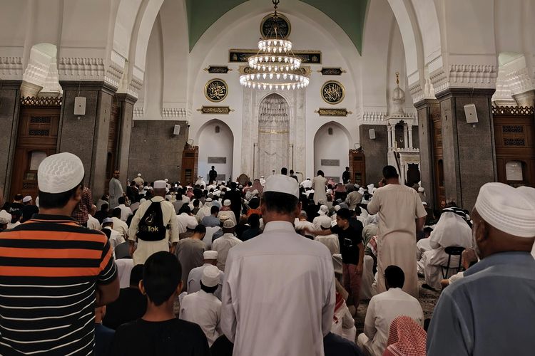 Keutamaan sholat Tarawih malam ke 1-30 selama bulan Ramadhan sebagaimana dijelaskan dalam hadits dan literatur Islam klasik.
