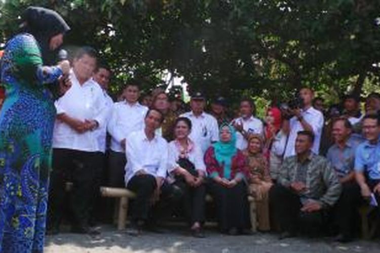 Presiden Joko Widodo dan rombongan saat mendengarkan keluhan warga di kampung nelayan Sumare, Kecamatan Simboro, Sulawesi Barat, Kamis (6/11/2014) siang