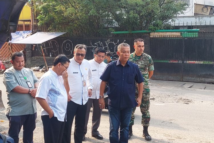 Ketua DPRD DKI Jakarta Prasetyo Edi Marsudi saat menemukan jalan rusak yang disebabkan proyek perbaikan saluran air di Jalan Batu Ceper, Kebon Kelapa, Gambir, Jakarta Pusat, Jumat (24/3/2023).