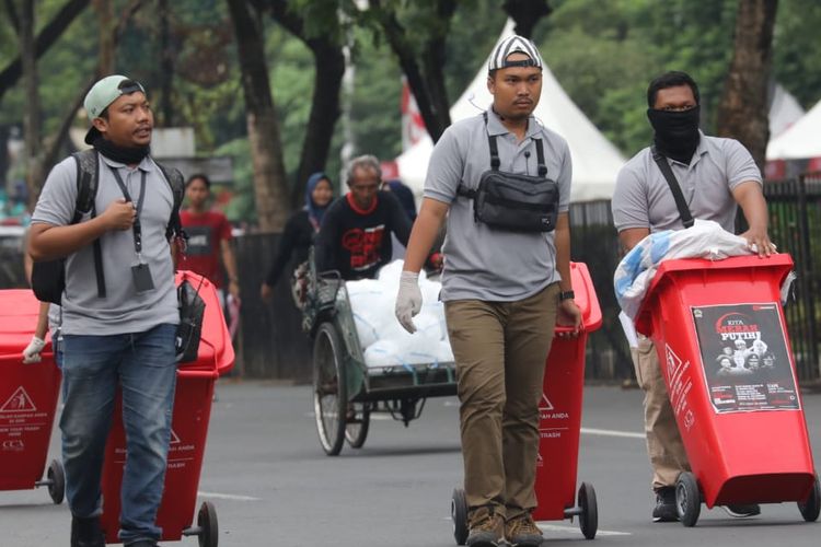 Para peserta Apel Kebangsaan Kita Merah Putih di Lapangan Pancasila Simpang Lima Semarang yang menjadi sukarelawan kebersihan mampu mengembalikan lokasi itu bersih dari sampah, Minggu (17/3/2019). 