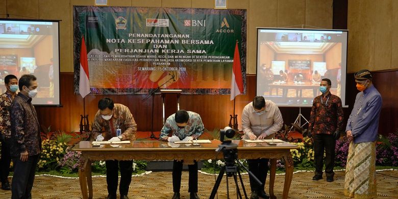 Menteri Perdagangan, Agus Suparmanto bersama Gubernur Jawa Tengah, Ganjar Pranowo menyaksikan penandatanganan Nota Kesepakatan Bersama dan Perjanjian Kerja Sama tentang Pengembangan Pemberdayaan UMKM di Semarang, Jawa Tengah, Kamis (15/10/2020).