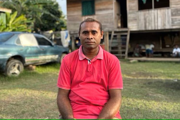 Warga Kepulauan Solomon, Peter Bae, mengaku tak mampu berlangganan listrik yang sangat mahal padahal dia memiliki pekerjaan dengan penghasilan yang layak.