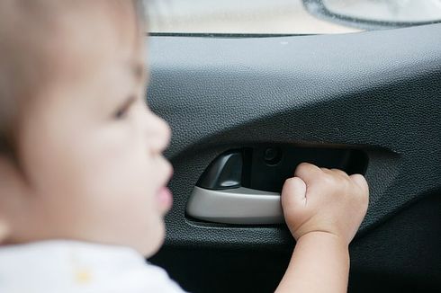 Ini Bahayanya Meninggalkan Anak Kecil Sendirian di Dalam Mobil