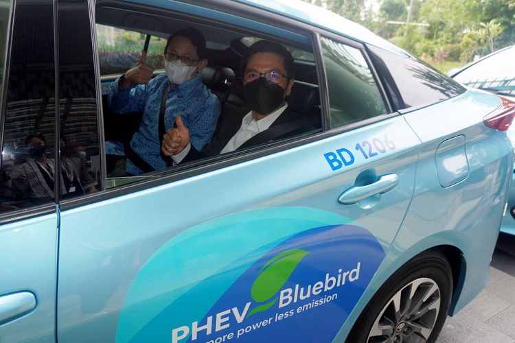 Toyota Prius PHEV resmi jadi Taksi Bluebird