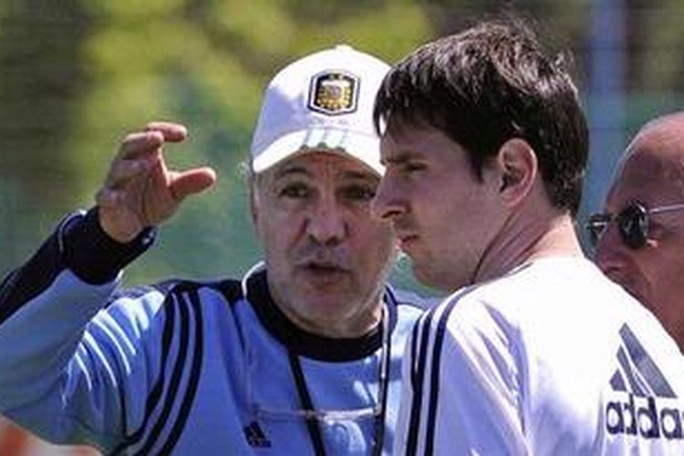Bomber Argentina, Lionel Messi (kanan-tengah), menerima instruksi Pelatih Alejandro Sabella (kiri) dalam sesi latihan timnas di Ezeiza, Buenos Aires, Sabtu (13/10/2012). 