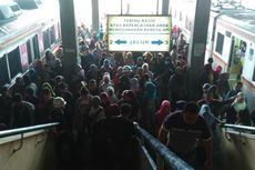 Minggu Pagi Jelang Ramadhan, Stasiun Tanah Abang Dipenuhi Penumpang