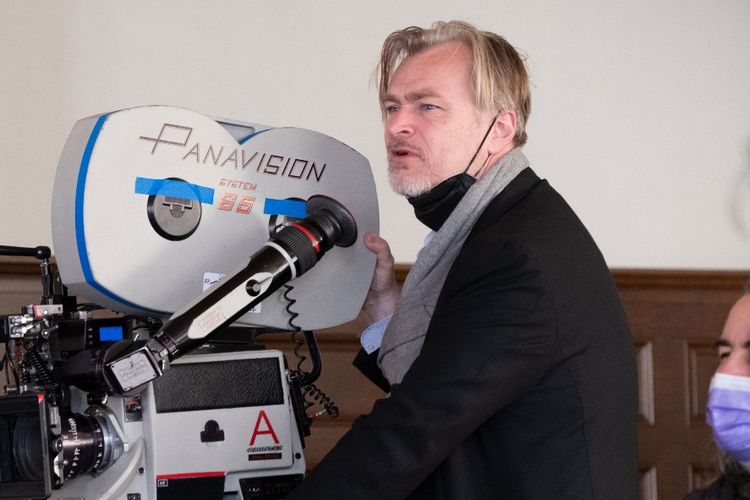 Sutradara Christopher Nolan sedang mengambil gambar untuk film Oppenheimer.