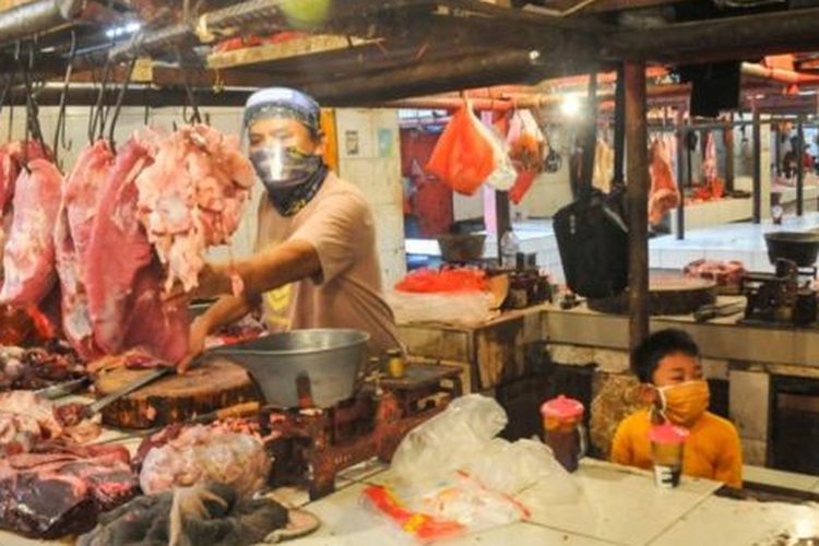 Pedagang menjual daging sapi di kiosnya di Pasar Perumnas Klender, Jakarta Timur, Senin (15/06/2020). PD Pasar Jaya mulai menerapkan aturan ganjil-genap untuk pedagang di pasar wilayah DKI Jakarta mulai hari itu. 