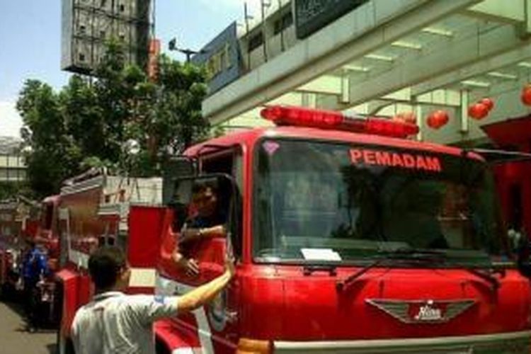 Kebakaran melanda Bandung Indah Plaza Rabu siang (29/1/2015). Pengunjung dan pekerja di BIP dievakuasi keluar gedung. 