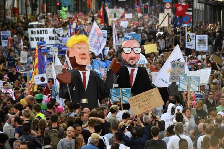 Ribuan orang berunjuk rasa di Brussels, Belgia, pada Rabu (24/5/2017), untuk menentang kunjungan Presiden Donald Trump ke negara itu.  
