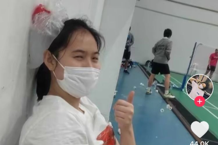 Tangkapan layar foto kepala pemain ganda putri China Zheng Yu dikompres es batu.