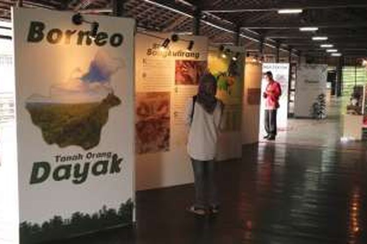 Pengunjung melihat pameran tematik tentang “Kearifan Budaya, Menjaga Alam” Suku Dayak pada acara Gebyar Pesona Museum Nusantara yang digelar di Anjungan Kalimantan Barat Taman Mini Indonesia Indah (TMII), Jakarta, Rabu (12/10/2016). Acara yang diselenggarakan kali kedua ini bertema 