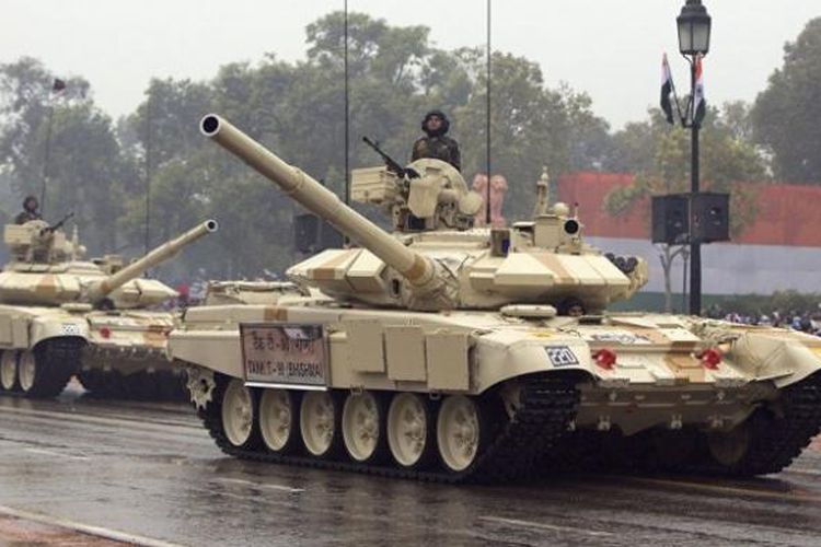 Tank T-72 milik AD India dalam sebuah parade militer. Saat ini terdapat setidaknya 100 unit tank buatan Rusia ini di kawasan pegunungan Ladakh yang berbatasan dengan China.