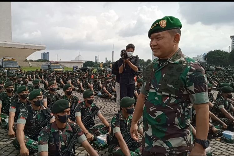 KSAD Jenderal Dudung Abdurachman saat memimpin apel gelar pasukan jajaran TNI AD wilayah Jabodetabek di Monas, Jakarta, Selasa (25/1/2022).