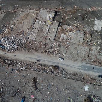 Kerusakan di Dupa Tondo, Kelurahan Layana, Kecamatan Mantikulore, Kota Palu, Sulawesi Tengah, Selasa (2/10/2018). Kawasan pergudangan dan mebel yang terletak di pesisir pantai, luluh lantak diterjang tsunami.