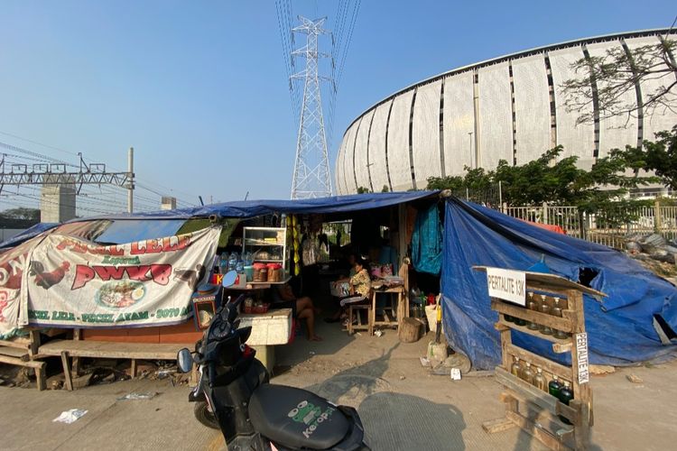 Warga Kampung Bayam yang masih bertahan dengan mendirikan tenda di dekat Jakarta International Stadium (JIS). 