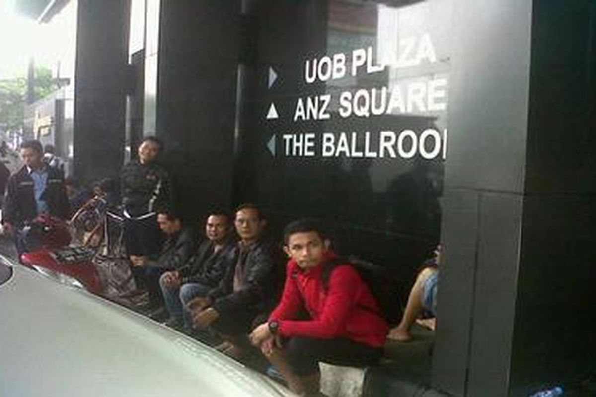 Karyawan di gedung UOB, Jalan MH Thamrin Jakarta, Jumat (18/1/2013) pagi ini, tidak diizinkan masuk gedung. Belum ada penjelasan kenapa mereka dilarang masuk.