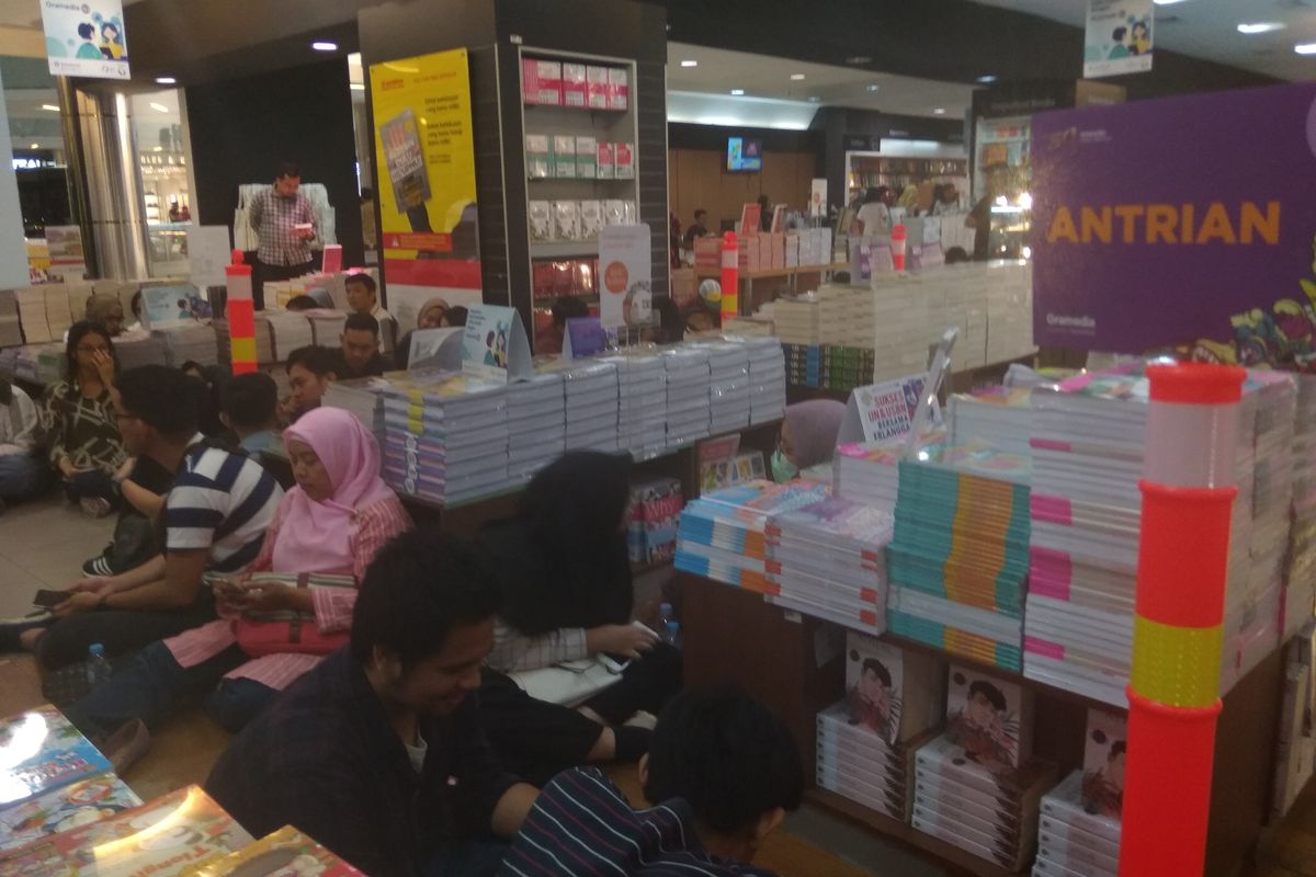 Para pengunjung yang sedang mengantre di Gramedia Pondok Indah Mall Jakarta, Sabtu (31/1/2020).