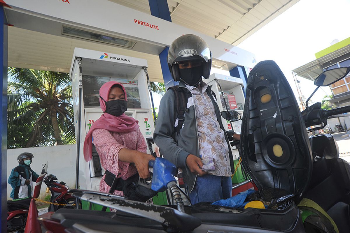 Petugas menggunakan baju kebaya saat melayani pembeli BBM di SPBU Coco Ulak Karang, Padang, Sumatera Barat, Selasa (21/4/2020). SPBU tersebut memberlakukan penggunaan kebaya bagi petugas perempuan dalam menyambut Hari Kartini.