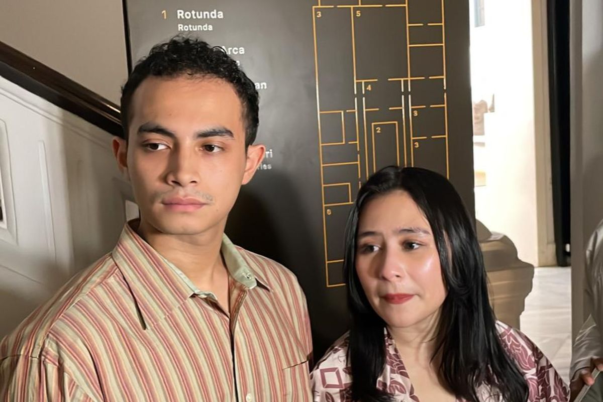 Pasangan kekasih aktor Omara Esteghlal dan aktris Prilly Latuconsina saat ditemui di daerah Gambir, Jakarta Pusat, Kamis (27/3/2025).
