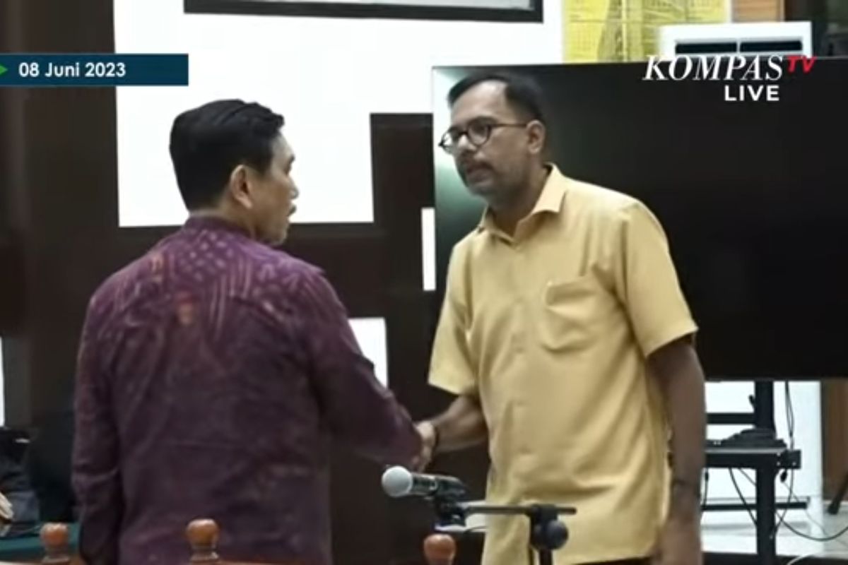 Menteri Koordinator Maritim dan Investasi (Menko Marves) Luhut Binsar Panjaitan saat bersalaman dengan Haris Azhar dan Fatia Maulidiyanti di Pengadilan Negeri (PN) Jakarta Timur, Kamis (8/6/2023).