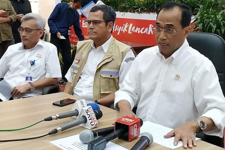 Menteri Perhubungan (Menhub) Budi Karya Sumadi (paling kanan) menyampaikan kondisi arus mudik Lebaran 2019 dalam jumpa pers di Kantor Kemenhub, Jakarta, Selasa (4/6/2019).