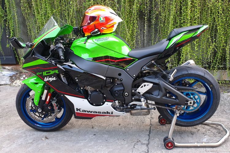 Harry Affandy saat unboxing Kawasaki Ninja ZX-10R 2021