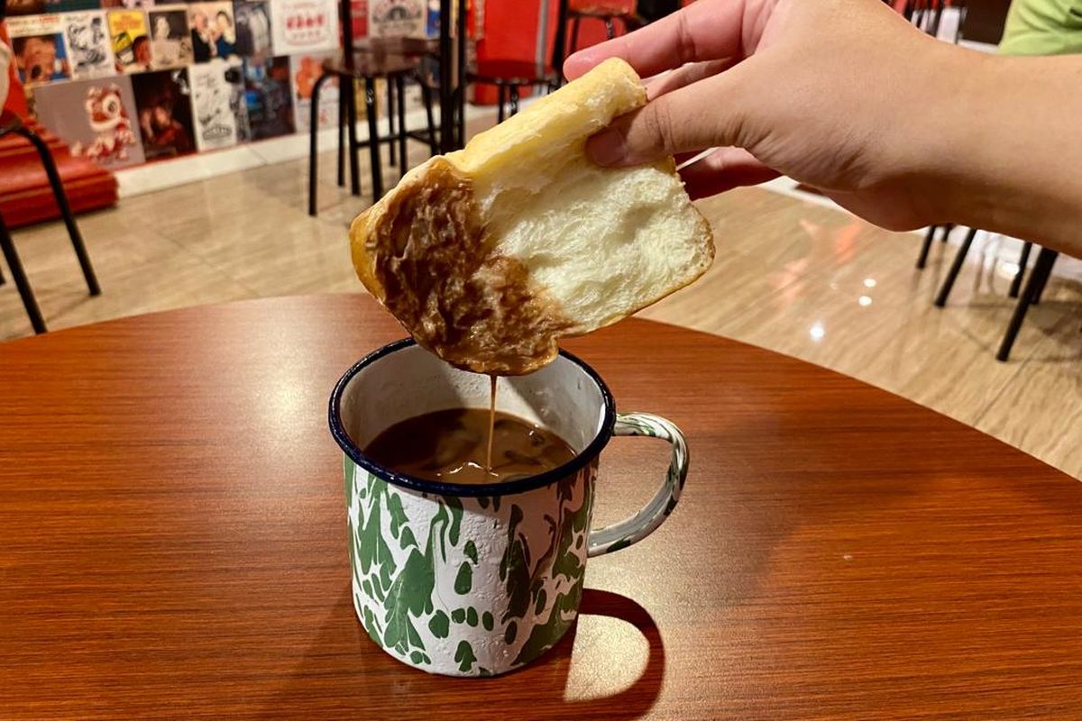 Salah satu menu roti celup cokelat di Toko Roti Cengli Malang