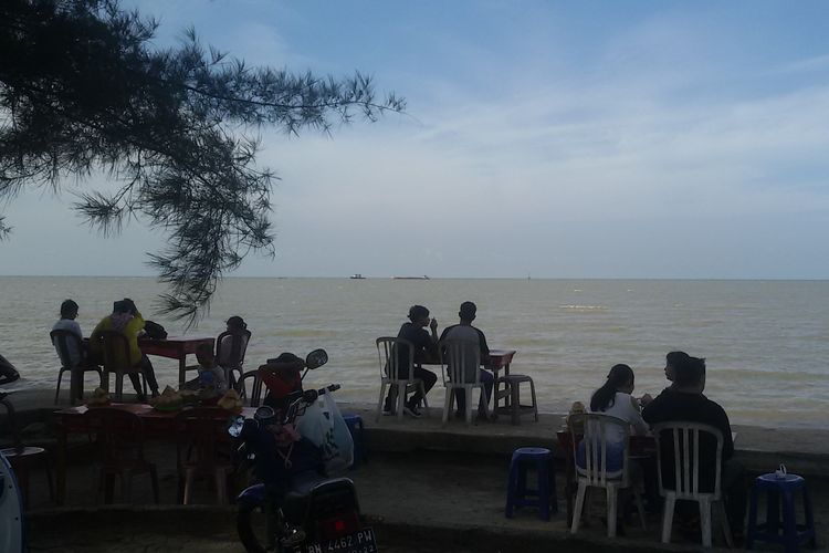 Pengunjung menikmati suasana di Pantai Pasir Padi, Pangkal Pinang, Kepulauan Bangka Belitung, Kamis (6/6/2019) sore.