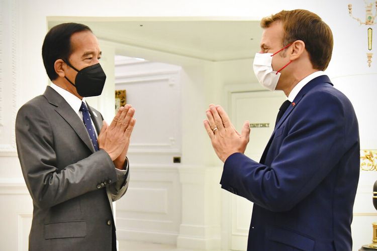 Dalam foto yang dirilis Istana Kepresidenan Indonesia ini, Presiden Indonesia Joko Widodo (kiri) menyapa Presiden Prancis Emmanuel Macron (kanan), dalam pertemuan bilateral mereka di Hotel Splendide Royal di Roma, Sabtu, 30 Oktober 2021.