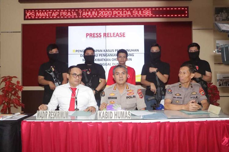 Mawang (merah), pelaku penganiayaan pasutri di Makassar yang diamankan tim resmob Polda Sulsel, Senin (11/2/2020).