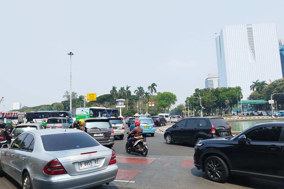 Arus lalu lintas menuju Jalan Medan Merdeka Selatan, Gambir, Jakarta Pusat padat merayap,  Jumat (27/10/2023). (KOMPAS.com/XENA OLIVIA)