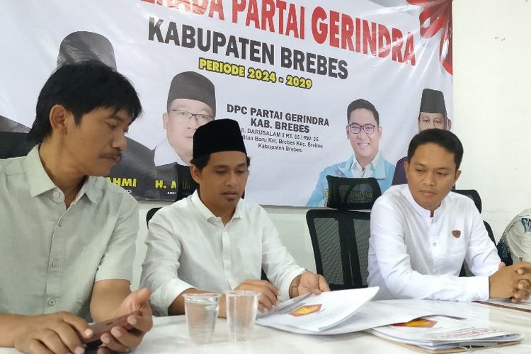 Sekretaris DPC Partai Gerindra Brebes Fahmi mengecek berkas pendaftaran bacawabup  Agung Prihatna, di Kantor DPC Partai Gerindra, Brebes, Senin (27/5/2024).