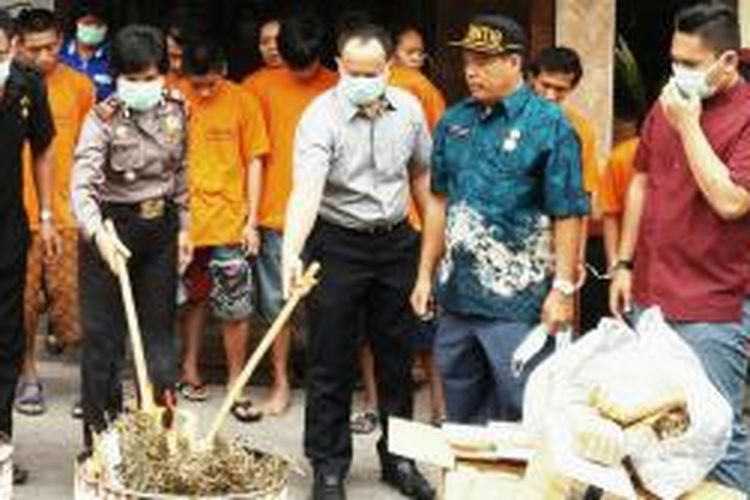 Ratusan kilogram daun ganja tak bertuan tujuan Surabaya di bakar Mapolsekta Medan, Kamis (29/10).