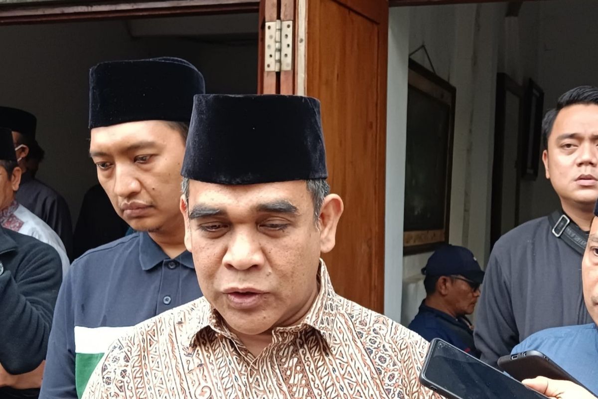 Sekretaris Jenderal (Sekjen) Partai Gerindra, Ahmad Muzani turut datang melayat ke rumah duka Budayawan Betawi Ridwan Saidi di Jalan Merak II, Bintaro Sektor 1, Pesanggrahan, Jakarta Selatan, Minggu (25/12/2022) siang. 