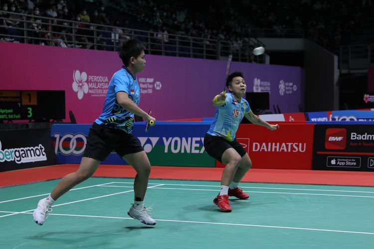 Apriyani Rahayu/Siti Fadia Silva Ramadhanti saat melawan Pearly Tan/Thinaah Muralitharan (Malaysia) pada perempat final Malaysia Masters 2022 di Axiata Arena, Kuala Lumpur, Malaysia, Jumat (8/7/2022).