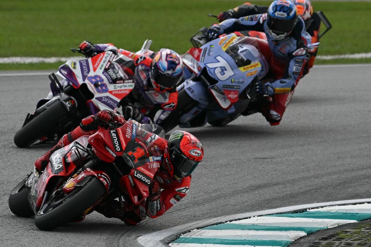 Francesco Bagnaia, Jorge Martin, dan Alex Marquez saat beraksi pada Sprint Race MotoGP Malaysia 2023 di Sirkuit Sepang, Sabtu (11/11/2023. Terkini, Jorge Martin terlibat kontak dengan Francesco Bagnaia pada lapa ketiga balapan MotoGP Valencia 2023. Alhasil, Francesco Bagnaia sukses mengunci gelar juara dunia MotoGP 2023. (Foto oleh MOHD RASFAN / AFP)