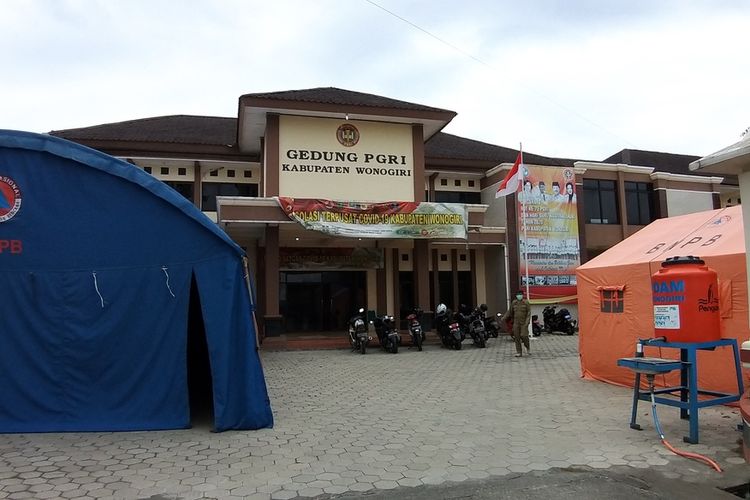 Gedung PGRI Kota Wonogiri menjadi salah satu tempat isolasi terpadu (isoter) untuk merawat warga isoman di Kabupaten Wonogiri