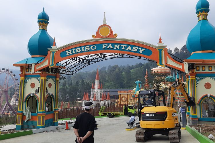 Pemprov Jawa Barat membongkar wahana rekreasi Hibisc Fantasy Puncak di Bogor, Jabar, Kamis (6/3/2025)