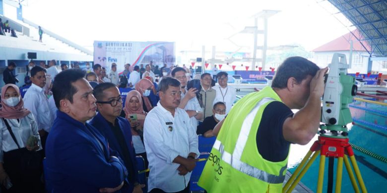 Bupati Garut Rudy Gunawan menyaksikan langsung pengukuran ulang kolam renang GOR Aqualux Talaga Bofas oleh FINA, Rabu (9/11/2022)