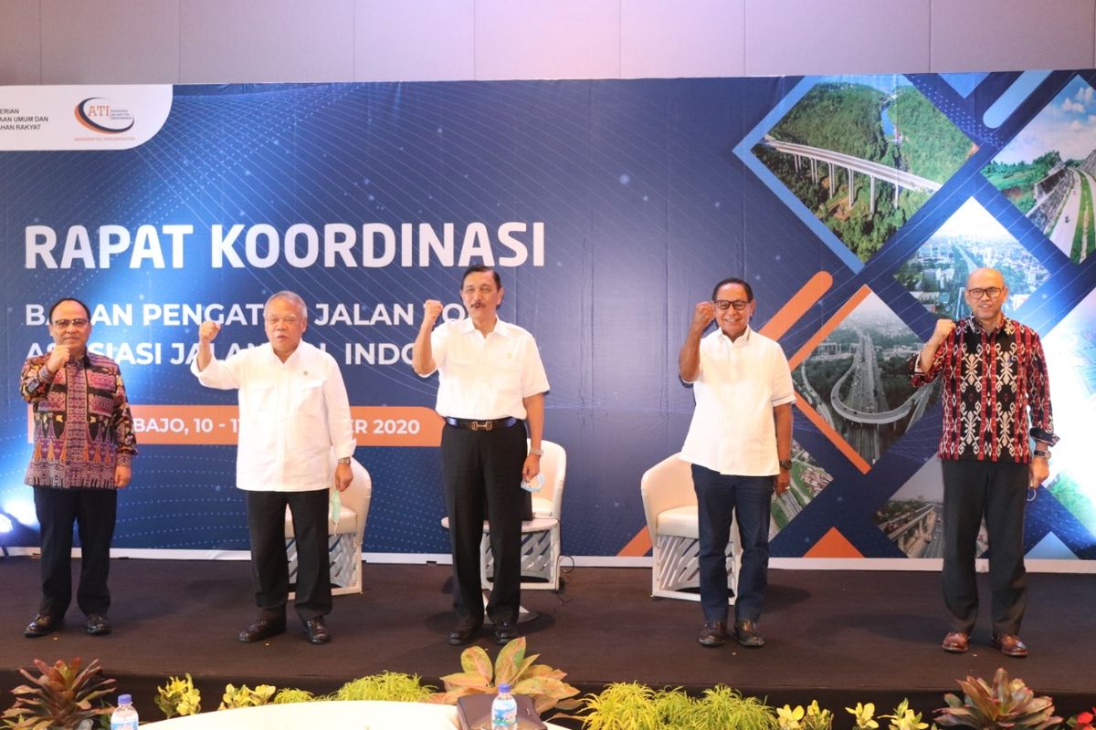 Menteri Koordinator Bidang Kemaritiman dan Investasi Luhut Binsar Pandjaitan bersama Menteri Pekerjaan Umum dan Perumahan Rakyat (PUPR) Basuki Hadimuljono, bereda dalam satu panggung saat membuka Rapat Koordinasi (Rakor) yang digelar Asosiasi Jalan Tol Indonesia (ATI) dan Badan Pengatur Jalan Tol (BPJT) yang berlangsung dua Hari, 10-11 September 2020. Kedua menteri pembantu Presiden Joko Widodo ini didampingi Ketua Umum ATI Subakti Syukur dan Kepala BPJT Danang Parikesit.